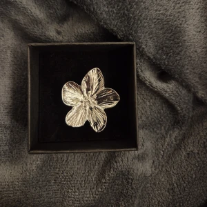 Blomma ring silver  -  GRATIS GÅVA MED VARGE ORDER!! Köp en bundle!!! Supertrendig stockholmsstil tjejer, ring silver. Gjord av stål, jag svarar och skickar alltid snabbt!