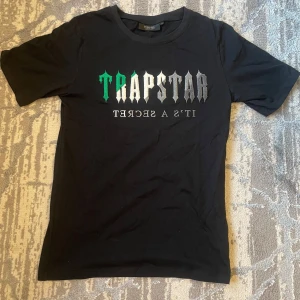 Trapstar t shirt - Nästan aldrig använd och är i jätte bra skick säljer också ett par shorts som matchar på min profil. Om dj har frågor är det bara att skriva