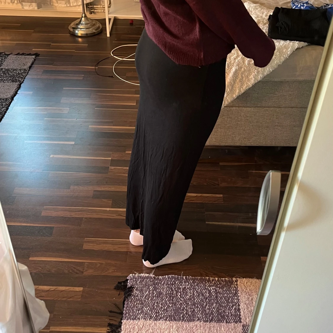 Svart långkjol i mjukt tyg - 1