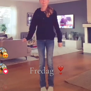 Jätte fina low waist jeans  - Säljer nu dom här jätte fina low waist jeansen från hm, dom är i storleken xs och i modellen low waist. Dom är second hand så därav priset❤️