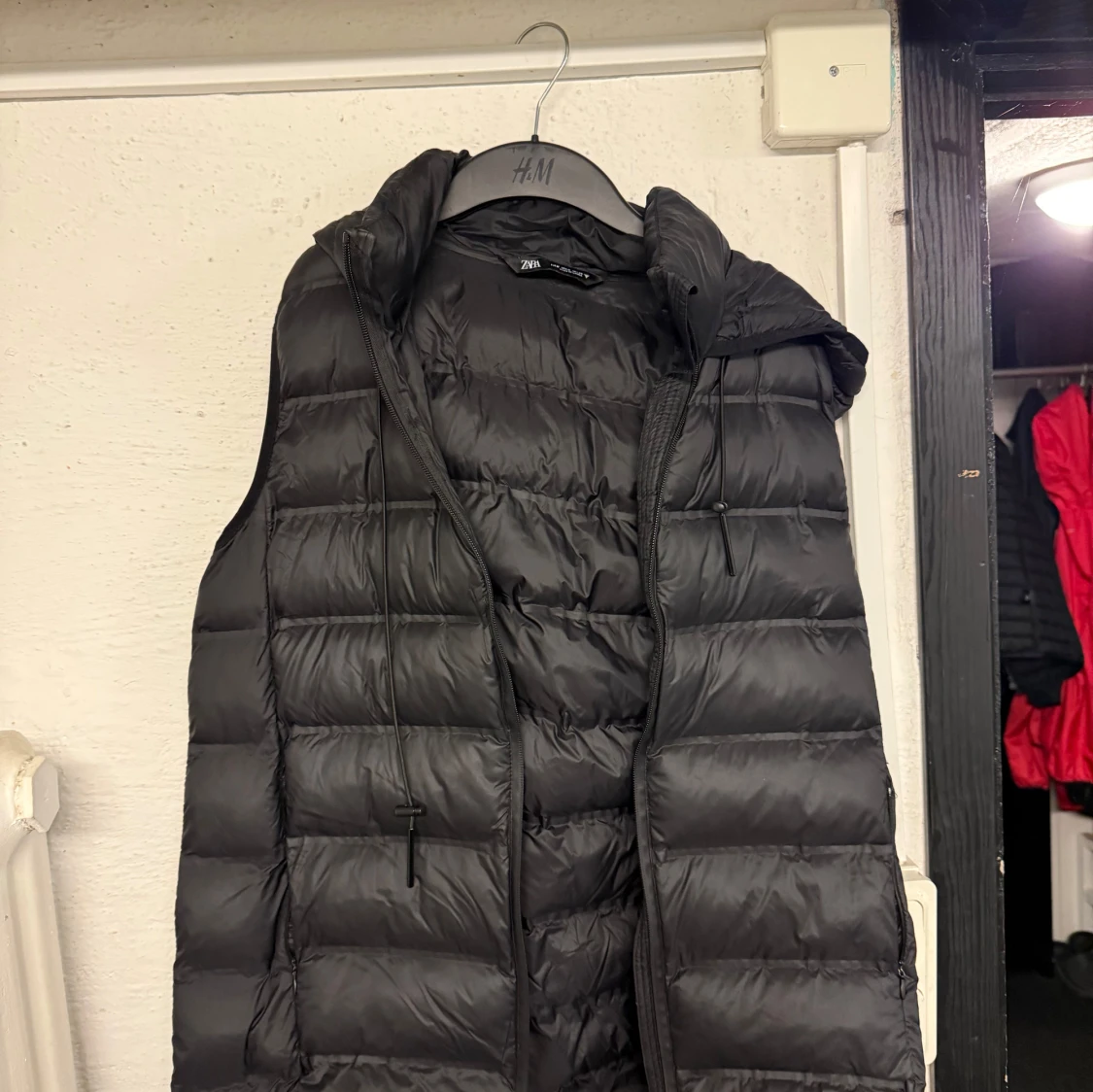 Svart dunväst från Zara med huva - 1