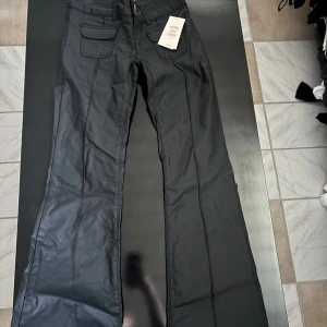Svarta bootcut byxor från Nelly - Endast provade
