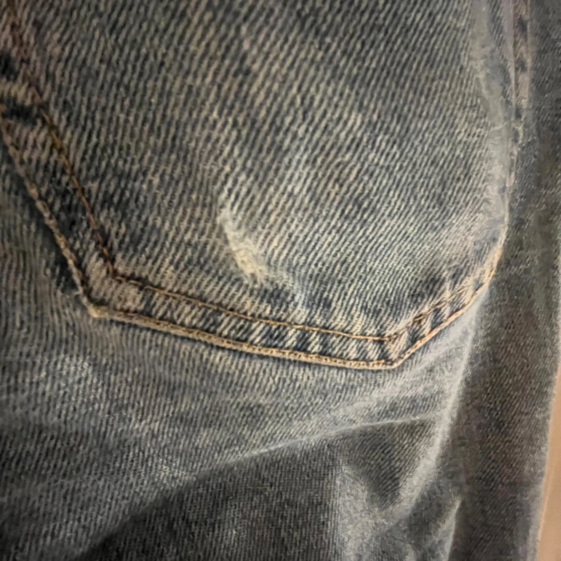 Blå jeans från weekday i modellen Twig  - 3