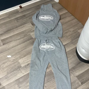 Grå hoodie med tryck - Säljer en chill grå hoodie med vit tryckt grafik på bröstet. 