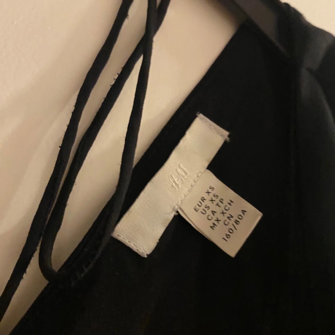 Svart omlottblus med volang från H&M - 2