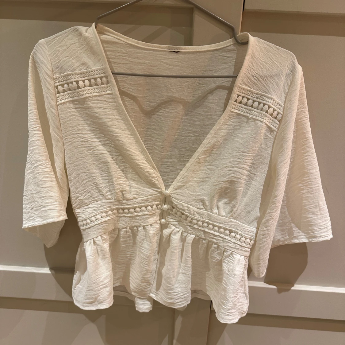 Vit blus med volang och v-ringning - 2