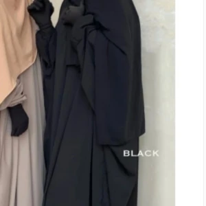 Svart abaya med vida ärmar - Säljer en svart långklänning med riktigt vida ärmar och lös passform. I nyskick. Nypris: 550kr