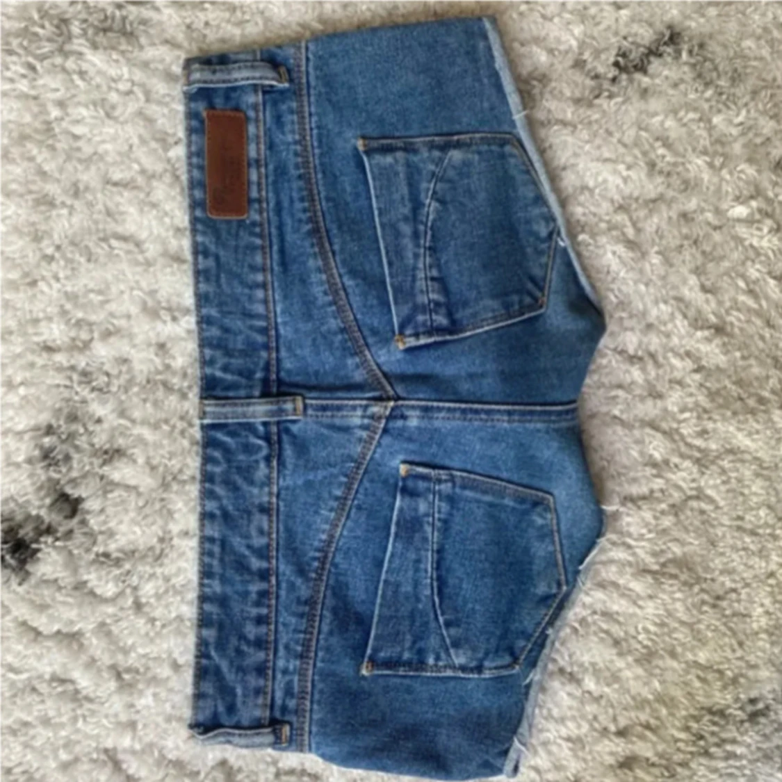 Lowwaist jeansshorts med broderi - 3