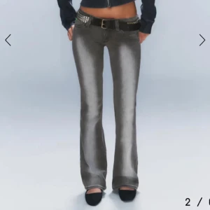 Grå bootcut jeans  - Snygga grå jeans med bootcut passform och coolt slitna detaljer. Byxorna har en låg midja och är perfekta för dig som gillar en avslappnad men trendig stil. Använda fåtal gånger, kom privat för egna bilder! Pris går att diskutera.