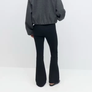 Svarta lågmidjade bootcut byxor från gina - Super snygga svarta lågmidjade jeans från gina i stl 40, de är i ett ganska stretchigt material, använda 1 gång så super bra skick!!🤍 skriv om du har några frågor 