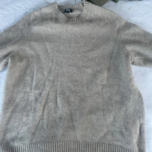 Beige stickad tröja från Uniqlo - Stickad tröja från uniqlo! Storlek XL men passar S på grund av att den tvättades fel. Där av priset. Den sitter precis som en vanlig S och är exakt lika bekväm och snygg! 199kr