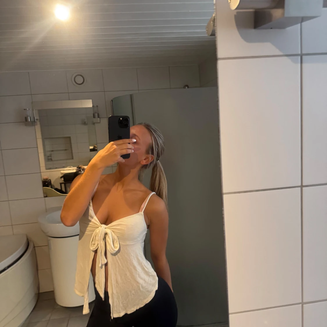 Vit linnetopp med knyt framtill - 2