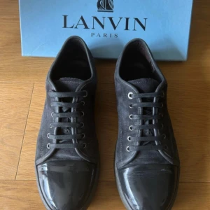 Grå Lanvins i mocka - Snygga lanvins i storlek 43, box och dust bag ingår. De är i nytt skick anvönt bara fåtal gånger och inga skador på de. Säljer för 4500 ,Skriv så snabbt som möjligt om du vill ha. Skicka jätte gärna prisförslag