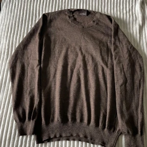 Stickad tröja Oscar Jacobsson 100% merinoull - Säljer en fin stickaf tröja från Oscar Jacobsson! Tröjan är nästan helt oanvänd, inga tecken på användning. Tröjan är i storlek M men skulle säga att den sitter som en S. Tröjan är i 100% merinoull, hör av er om ni har några funderingar!😁