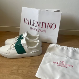 Valentino Garavani Open sneakers vit/grön - Säljer ett par snygga Valentino Garavani Open sneakers i vitt grön färg. Säljer dom pågrund av att jag köpte fel storlek, de är aldrig använda