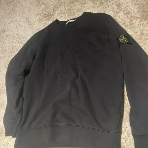 Stone Island Kofta Svart L - Schysst kofta från Stone Island. Använd sparsamt. Originalpris: 3000kr