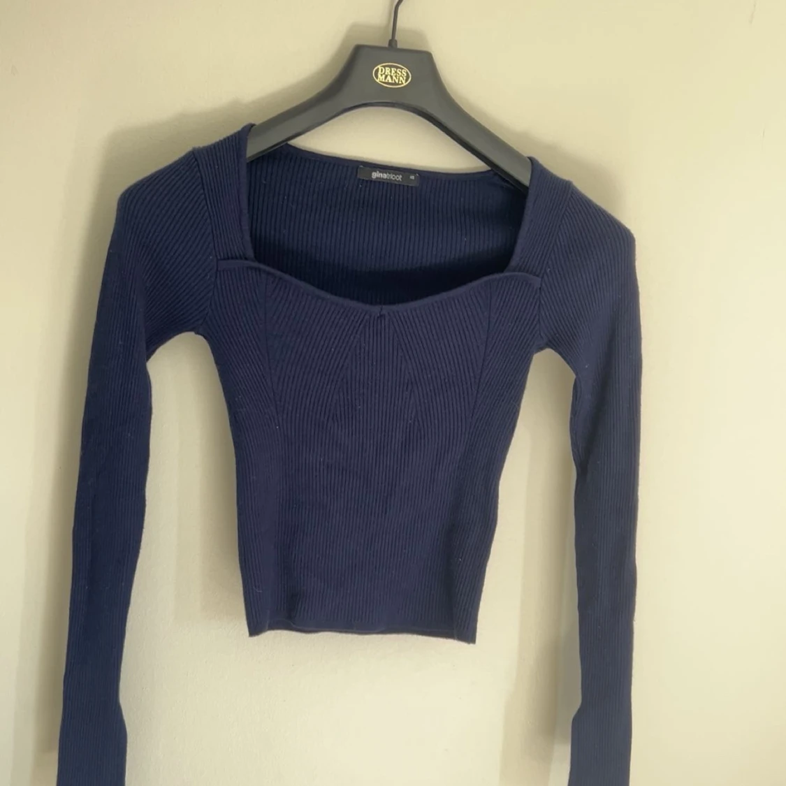 Mörkblå ribbad croppad topp Gina Tricot