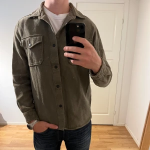 Dobber Overshirt mörkgrön - Säljer denna sjukt snygga Overshirten från Dobber⭐️ Färgen är mörkgrön och storleken är M✅ Overshirten har inga defekter och skicket är utomordentligt🙌🤝 Sjukt najs passform och passar perfekt till hösten🍁🙌 Tveka inte på att höra av er dig vid minsta fråga eller fundering😊