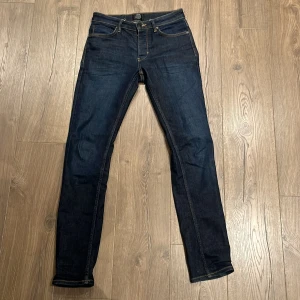 Mörkblå slim jeans från Neuw - Snygga mörkblå jeans från Neuw i slim fit-modell. Klassisk femficksdesign, kontrastsömmar och läderpatch bak i midjan. Jeansen är tillverkade i ett stretchigt bomullsmaterial som sitter tajt men bekvämt hela dagen. Nypris 1600