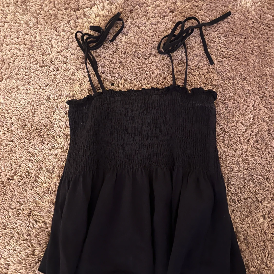 Marinblått linnetopp med knytband