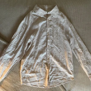 Beige linneskjorta - Snygg beige skjorta från Cubus i linnemix med klassisk krage och knappar framtill. Långärmad modell med knappslå vid ärmslut. Passar både tjej och kille❤️ nypris 350kr,använd 1 gång🎀 pris går att diskutera 🫶🏻💕 från killavdelningen💓