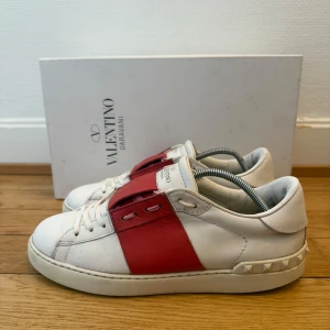 Valentino open sneakers  - Säljer nu dessa fina valentino skor | Fint skick | Storlek 39 | Kommer med box,dustbag, extra snören och valentino kort | Hör gärna av er vid frågor eller funderingar