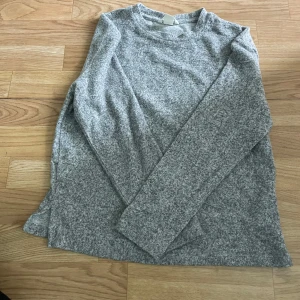 Stickad Tröja - Stickad tröja från HM. Nypris 249kr. Köparen står för frakten. Pris kan diskuteras vid snabb affär.
