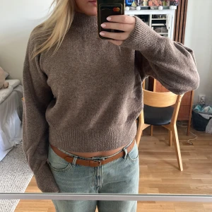 Other stories stickad tröja🤎 - Skön stickad från other stories, superbra kvalitet och använd bara ett fåtal gånger. Perfekt långa ärmar. 