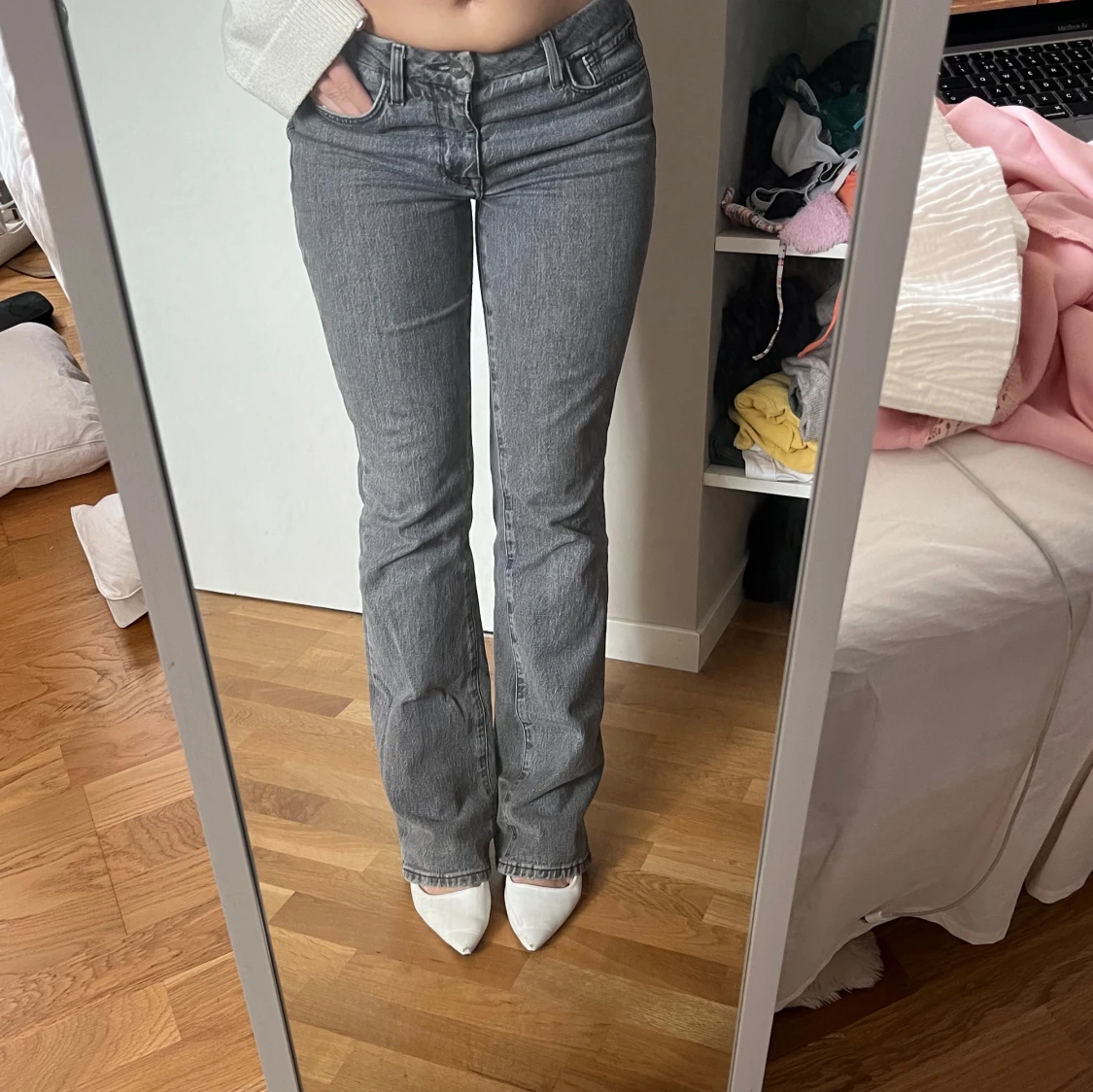 Grå bootcut jeans från Mango - 1
