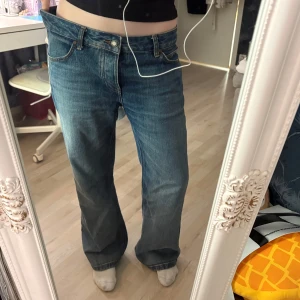 Baggy lågmidjade Zara jeans - Snygga lågmidjade jeans från Zara o baggy stil, säljer för de passar inte mig. Midjemått: 44 Innerbenslängd: 74