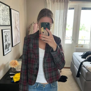 Rutig kavaj - Supercool y2k-kavaj i ullblandning. Från Flash i storlek S💗