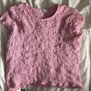 Rosa smockad topp från Stradivarius - Supersöt rosa topp från Stradivarius i storlek XS. Den är nästan aldrig använd och ser precis ut som ny💕