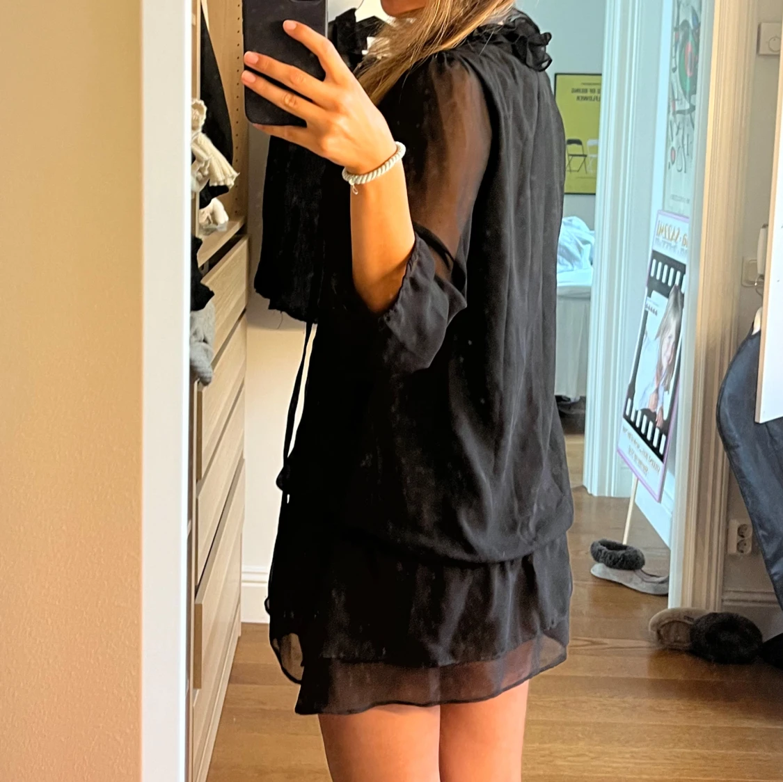 Svart kort volangklänning - 2