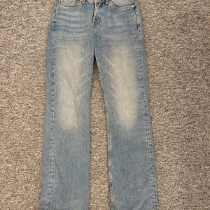 Jeans - Snygga ljusblå jeans från Weekday med klassisk femficksdesign och raka ben. Jeansen har en normal midja och är tillverkade i slitstarkt denim. Perfekt för dig som gillar en chill och tidlös look. Passar till sneakers eller boots.