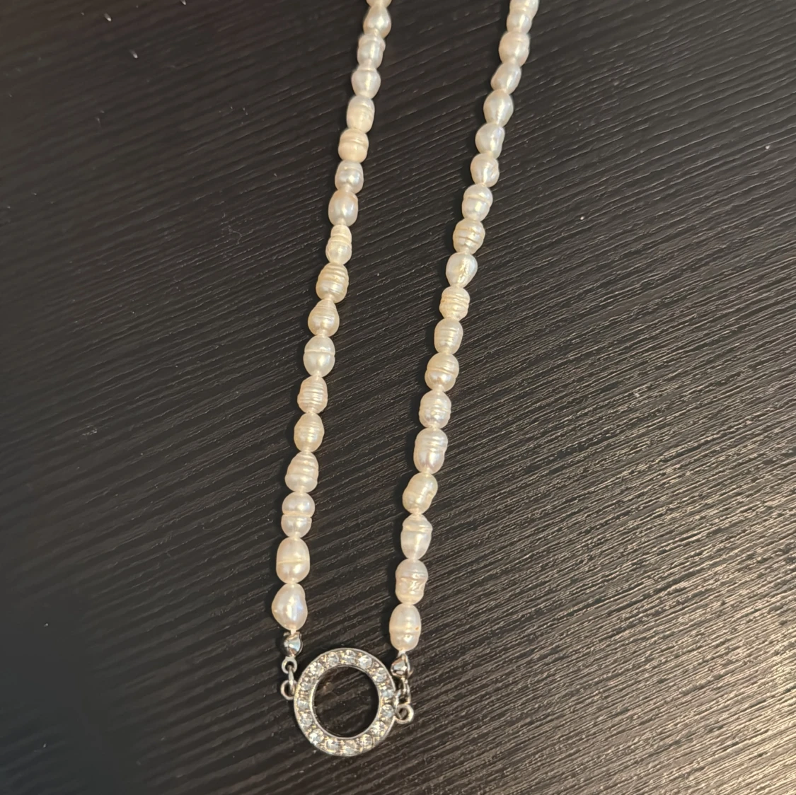 Pärlhalsband med glittrig cirkel