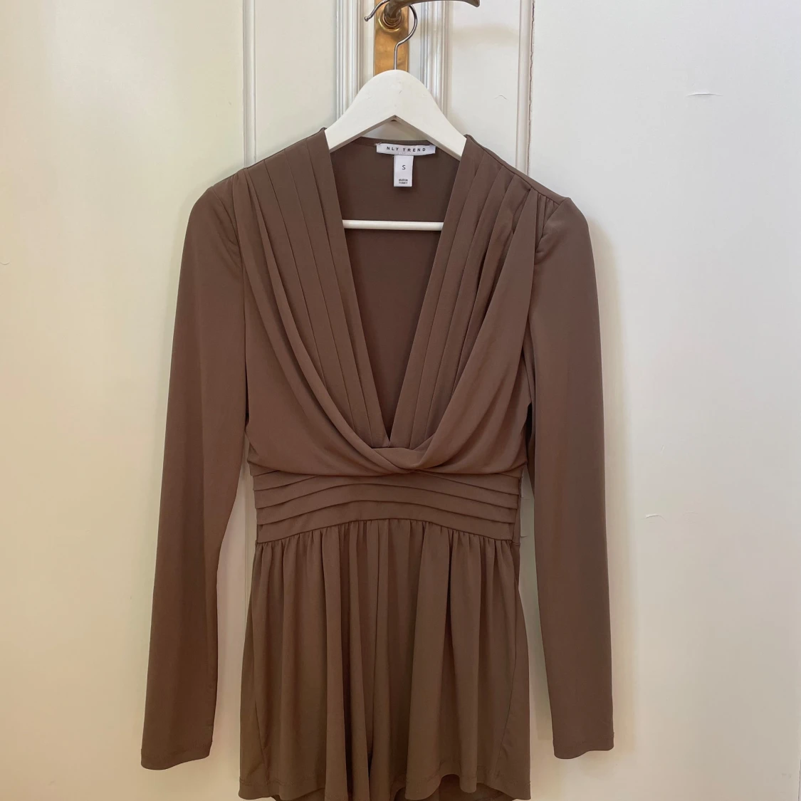 NLY Trend brun playsuit omlott långärmad strl S