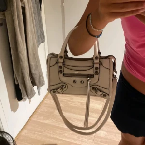 Vit handväska med detaljer - Vit väska köpt i Spanien, b@lenciaga liknande, inte använt så mycket 