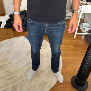 Nudie Jeans 32/32 - Hej jag säljer ett par Nudie Jeans i utmärkt skick. Storleken är 32/32. Modellen heter Dude Dan och sitter som slim fit. Modellen är 184cm lång!