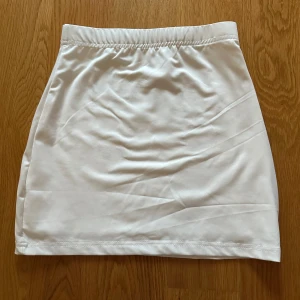 Vit kortkjol med resårmidja - Snygg vit kortkjol med enkel och stilren design. Endast använd en gång💕