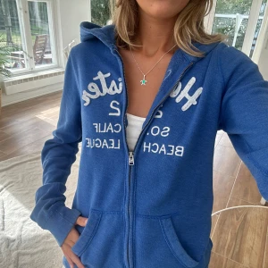Hollister zip - Zip från Hollister i storlek M. Tröjan bedöms vara använd men i fortsatt gott skick, obs snörning finns, syns bara inte på bild men denna är tillagd vid frakt. Jag skickar inom 24h. Se liknande zip i min profil! F91