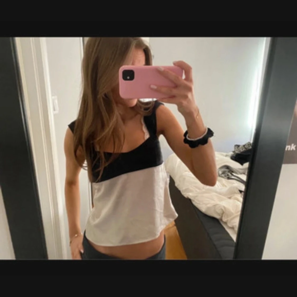 Svartvit linnetopp med breda axelband