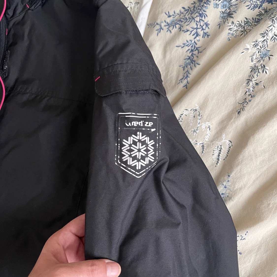 Svart vindjacka med rosa detaljer - 4