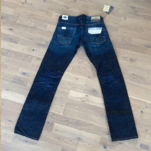 Replay jeans - Snygga Replay Denimzero jeans i mörkblå tvätt med klassiska raka ben och fem fickor😃. Jeansen har detaljer som kontrastsömmar och Replay-logga på bakfickan. Materialet är slitstark jeansbomull och modellen har normal passform med midwaist. Perfekt nu till hösten🍁