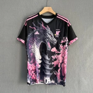 Japan T-shirt (specieledition). - Säljer en unik Japan fotbollströja från Adidas med ett fett drakmotiv, körsbärsblommor och pagoda. Svart bas med rosa detaljer och rosa Adidas-ränder på axlarna. Kortärmad och tillverkad i lätt, ventilerande material (Aeroready). Perfekt för dig som gillar snygga prints och japansk stil.