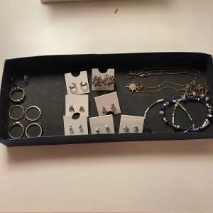 Mix av örhängen, ringar och halsband - Säljer örhängen, ringar, halsband! Säg till om ni vill köpa ngt eller ngra så kan vi komma fram till ett pris och priset på allt är förhandlingsbart, och var inte rädd för att fråga om något! ❤️💕🌺