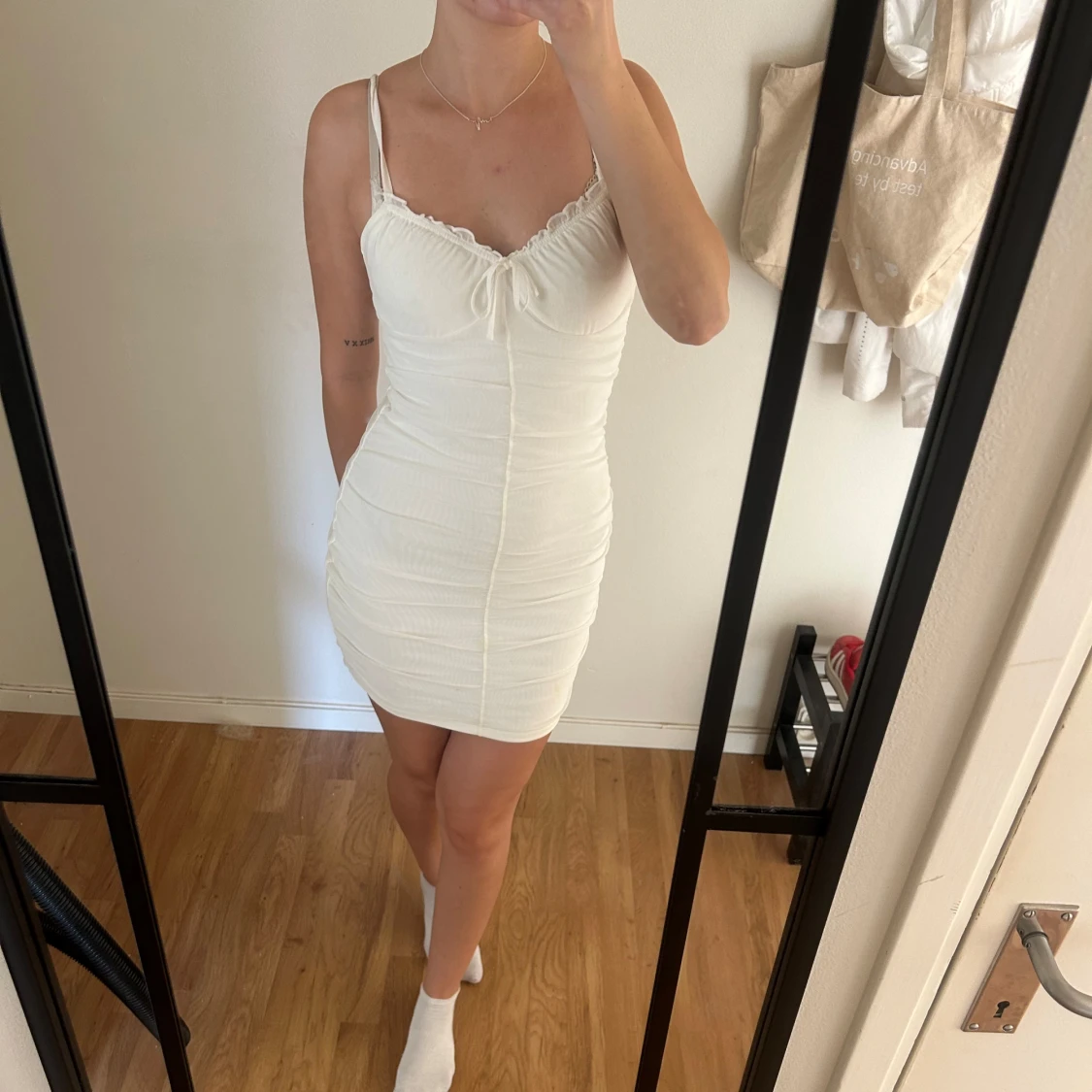 Vit kort klänning med spetsdetaljer - 1