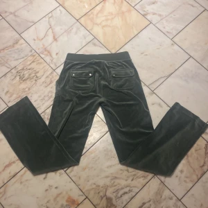 Mörkgröna  Juicy Couture -  mörkgröna mjukisbyxor från Juicy Couture. Kommer inte till användning 