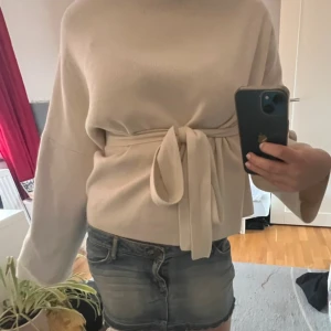 Beige stickad omlott polotröja - Säljer en beige stickad polotröja som är superfin! Älskar men kommer inte till användning 💞