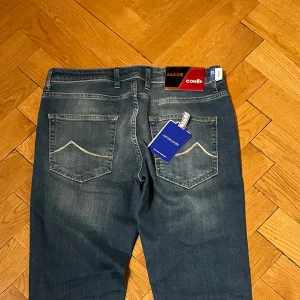 Jacob Cohën bard jeans helt nya - Säljer ett par helt nya Jacob Cohën jeans i size 34. Modell: Bard