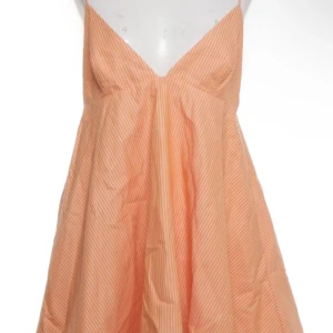 Randig orange kortklänning - Snygg kortklänning från ZARA! Fint skick, används 1 gång!